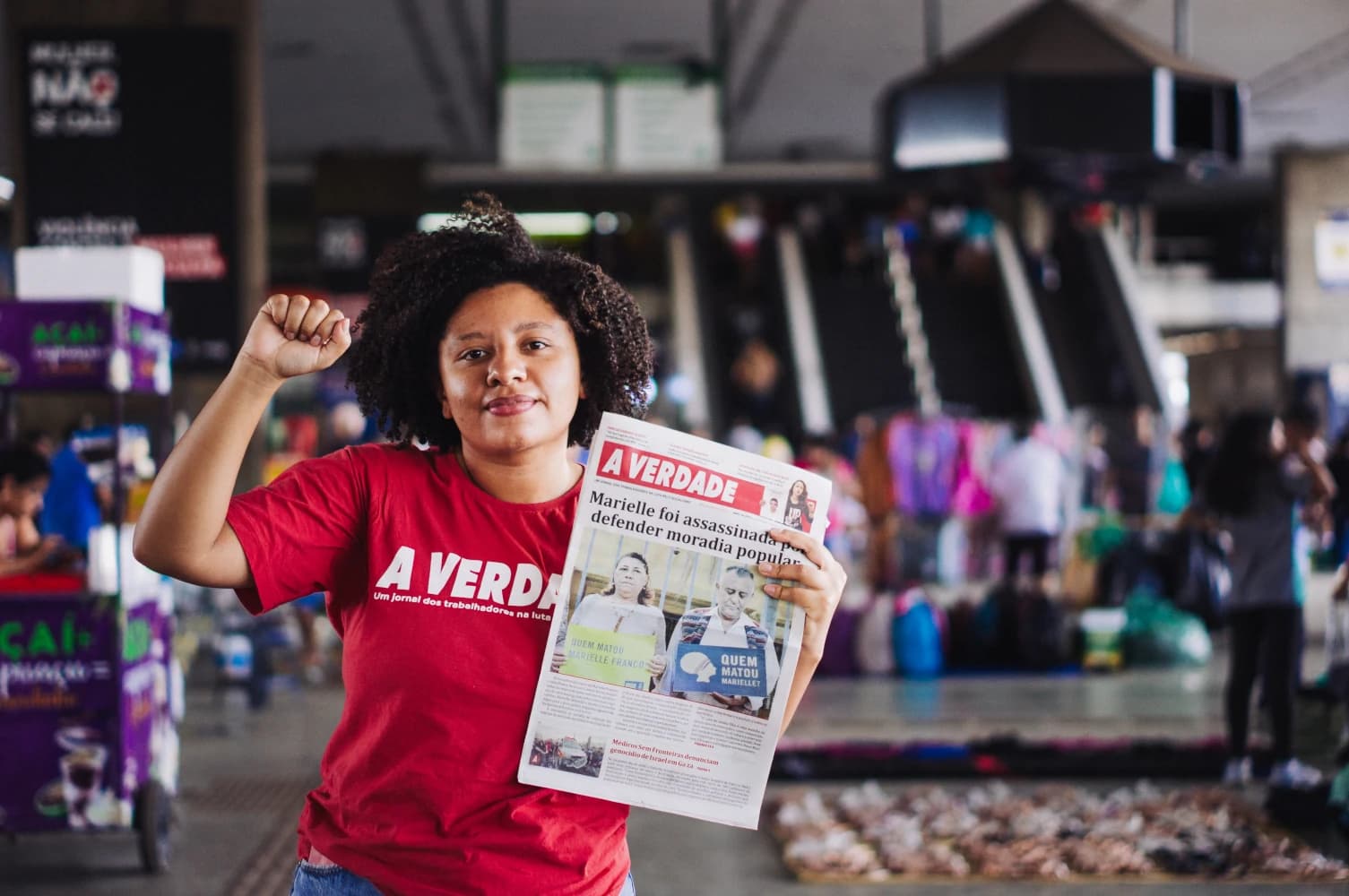 Brigadista segurando o jornal A Verdade