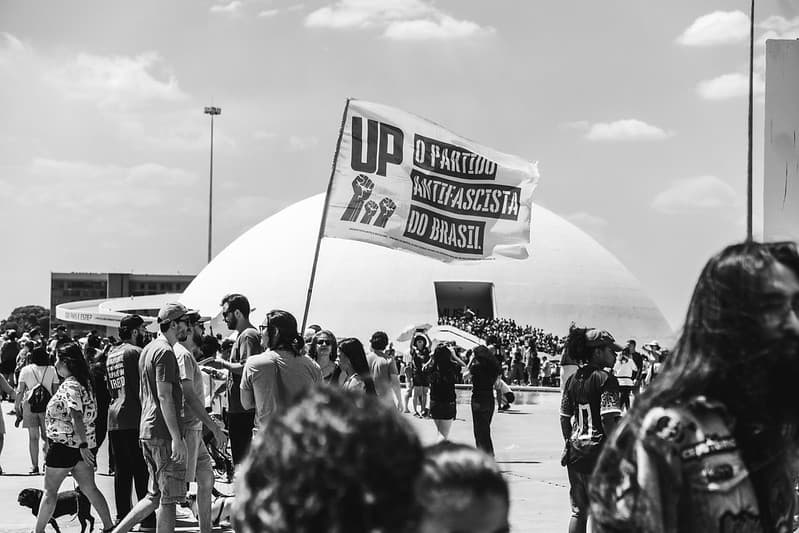 Bandeira da Unidade Popular escrito 'O Partido Antifascista do Brasil' em frente ao Museu Nacional da República, em Brasília